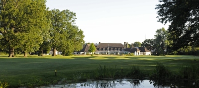 Shirley park gc   18th hole   the pond with clubhouse background %281024x680%29