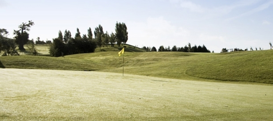 18 Holes of Golf for Four at Three Locks Golf Club - England: London Deal